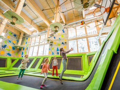 Indoor Trampoline mit Kindern